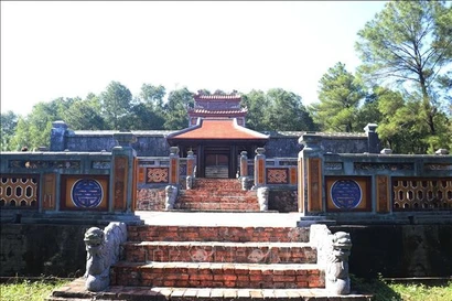 Estructura erigida ilegalmente frente al mausoleo de la Reina Madre Tu Du (Foto: VNA)