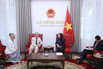 Viceministra de Relaciones Exteriores recibe al Duque de Richmond en visita a Vietnam. (Foto: VNA)