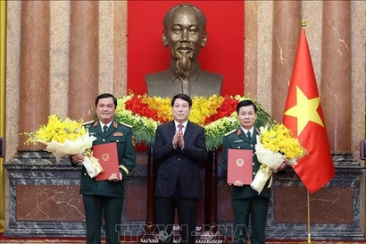 El presidente de Vietnam, Luong Cuong, en su calidad de jefe del Consejo de Defensa y Seguridad Nacional y Comandante en Jefe de las Fuerzas Armadas, presidió hoy una ceremonia para ascender a dos altos oficiales del Ministerio de Defensa al rango de Coronel General. (Foto: VNA)
