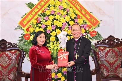 La miembro del Buró Político del Partido Comunista de Vietnam (PCV), secretaria de su Comité Central y presidenta del Frente de la Patria de Vietnam (FPV), Bui Thi Minh Hoai, extiende saludos navideños a la Arquidiócesis de Hanoi y al Comité de Unidad de Católicos Vietnamitas. (Foto: VNA)