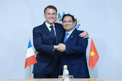 El primer ministro de Vietnam, Pham Minh Chinh, y el presidente de Francia, Emmanuel Macron. (Foto: VNA)
