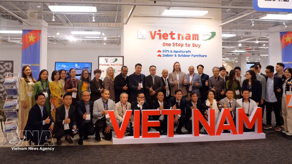 vnanet_potal-khu-gian-hang-viet-nam-gay-an-tuong-manh-tai-hoi-cho-noi-that-quoc-te-o-my-9096738.jpg