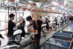 Línea de producción en la planta de fabricación inteligente de Yadea Vietnam, un proyecto con una inversión de más de 100 millones de dólares, ubicada en el Parque Industrial Tan Hung, provincia de Bac Ninh. Foto: VNA