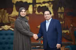 El primer ministro de Vietnam, Pham Minh Chinh, recibe a la ministra de Cambio Climático y Medio Ambiente de los Emiratos Árabes Unidos (EAU), Amna bint Abdullah Al Dahak (Fuente: VNA)