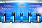 El primer ministro Pham Minh Chinh (centro) y los delegados inauguran la Exposición de Crecimiento Verde en Hanoi (Foto: VNA)