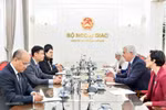 El viceministro Dang Hoang Giang y el viceministro Glenn Purves intercambiaron opiniones sobre las directrices para promover la Asociación Integral entre Vietnam y Canadá. (Foto: baoquocte.vn)