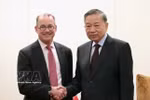 El líder vietnamita To Lam recibe a Robert (Bobby) Thomson, vicepresidente sénior y jefe de relaciones gubernamentales globales de VISA Corporation. Foto: VNA