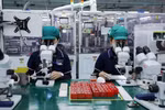 Fabricación de componentes electrónicos en la empresa Sumida de inversión japonesa en el Parque Industrial de Tinh Phong, provincia de Quang Ngai (Foto: VNA)