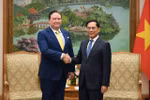 El viceprimer ministro vietnamita, Bui Thanh Son (derecha), recibie al embajador estadounidense en el país indochino, Marc E. Knapper.