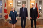 El secretario general del Partido y presidente de Vietnam, To Lam, (centro), la gobernadora general de Canadá, Louise Arbour, y el primer ministro de Canadá, Mark Carney. (Foto: VNA)