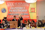 El senador y coordinador nacional del Partido PT, Alberto Anaya Gutiérrez, muestra el libro "Aspiración por un Vietnam fuerte y próspero en la nueva era" en el seminario. Foto: VNA