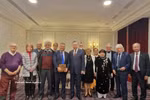 El presidente de la Asociación de Amistad Francia-Vietnam (AAFV), Nguyen Hai Nam (de pie junto al secretario general To Lam), y el equipo directivo de la AAFV posan para una foto conmemorativa con el secretario general To Lam durante su visita a Francia en 2024. Foto: VNA