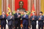 El presidente de Vietnam, Luong Cuong (tercero de derecha) recibe en Hanoi al presidente del Gobierno español, Pedro Sánchez (tercero de izquierda (Fuente: VNA)