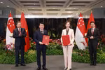 El secretario general To Lam (primero a la izquerda), y el primer ministro Lawrence Wong (primero a la derecha), presencian el intercambio de un memorando de entendimiento sobre transformación digital entre el Ministerio de Seguridad Pública de Vietnam y el Ministerio de Desarrollo Digital e Información de Singapur. (Foto: VNA)