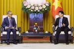 El presidente de Vietnam, Luong Cuong (derecha) se reunió hoy en esta capital con el canciller laosiano, Thongsavanh Phomvihane (Fuente: VNA)