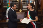 El embajador de Vietnam en México, Nguyen Van Hai, presenta las cartas credenciales a la presidenta de México, Claudia Sheinbaum (Fuente: VNA)