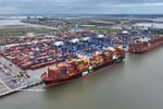 Importación y exportación de mercancías en el puerto de contenedores de Lach Huyen, ciudad de Hai Phong. Foto: VNA