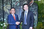El miembro del Buró Político y permanente del Secretariado del Comité Central del Partido Comunista de Vietnam, Tran Cam Tu, (izquierda) y el secretario general del Partido de Acción Popular de Singapur y primer ministro, Lawrence Wong (Fuente: VNA)