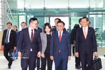 El ministro de Estado de Defensa de Singapur, Desmond Choo, se despide de Tran Cam Tu, miembro del Buró Político y permanente del Secretariado del Comité Central del Partido Comunista de Vietnam, en el Aeropuerto Internacional de Changi. (Foto: VNA)