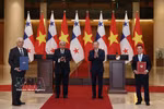 El secretario general y presidente To Lam y el presidente de Panamá, José Raúl Mulino, presencian la ceremonia de firma de los documentos de cooperación entre ambos países. Foto: VNA