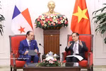 El ministro de Relaciones Exteriores, Le Hoai Trung, recibe a su homólogo de Panamá, Javier Eduardo Martínez-Acha Vásquez. Foto: VNA