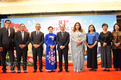 El embajador vietnamita Nguyen Manh Cuong (centro) y la secretaria de Estado del Ministerio de Asuntos Exteriores de Bangladesh, Shama Obaed Islam, (cuarta por la derecha), junto con varios embajadores de la ASEAN. Foto: VNA