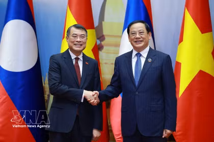 El primer ministro de Vietnam, Le Minh Hung, y el presidente de la Asamblea Nacional de Laos, Sonexay Siphandone. (Foto: VNA)