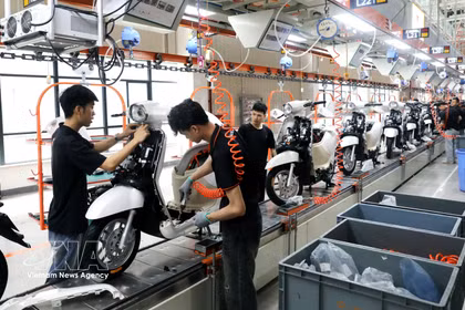 Línea de producción en la planta de fabricación inteligente de Yadea Vietnam, con una inversión de más de 100 millones de dólares, ubicada en el Parque Industrial Tan Hung, provincia de Bac Ninh. (Foto: VNA)