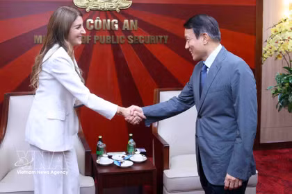 El ministro de Seguridad Pública de Vietnam, Luong Tam Quang, y Rita Mokbel, presidenta y directora ejecutiva de Ericsson Vietnam. Foto: VNA