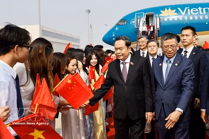 El presidente de la Asamblea Nacional de Vietnam, Tran Thanh Man, llega al aeropuerto internacional de Beijing, dando inicio a su visita oficial a China. Foto: VNA