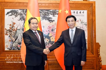 El presidente de la Asamblea Nacional de Vietnam, Tran Thanh Man, se reúne con Wang Huning, titular del Comité Nacional de la Conferencia Consultiva Política del Pueblo Chino. Foto: VNA