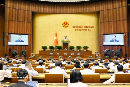 El ministro de Justicia, Hoang Thanh Tung, presenta propuestas para tres proyectos de ley: la Ley de Subasta de Activos (modificada), la Ley de Abogados (modificada) y la Ley de Adopción (modificada). Foto: VNA