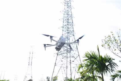 Uso de drones para inspeccionar líneas eléctricas. Foto: VNA