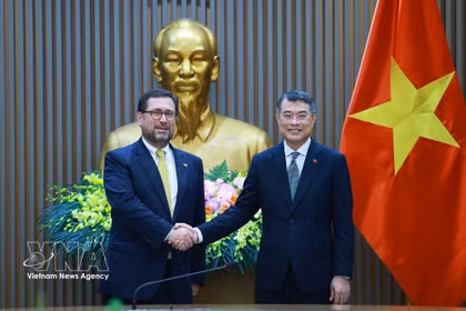 El primer ministro de Vietnam, Le Minh Hung, y el ministro de Relaciones Exteriores de Chile, Francisco Pérez Mackenna. Foto: VNA