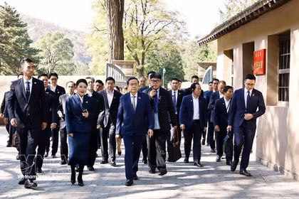 El presidente de la Asamblea Nacional, Tran Thanh Man, y la delegación vietnamita de alto nivel visitan la sala de reuniones de la Secretaría en el sitio histórico de Zao Yuan. Foto: VNA