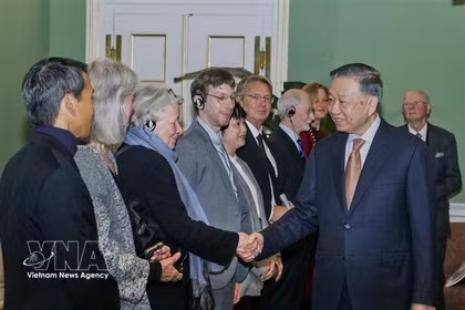 El secretario general del Partido Comunista y presidente de Vietnam, To Lam, y representantes de la Asociación de Amistad Dinamarca-Vietnam. Foto: VNA