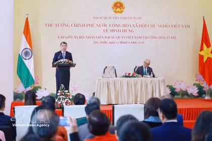 El primer ministro Le Minh Hung se reúne en Nueva Delhi con el personal de la Embajada de Vietnam y de las oficinas de representación del país. Foto: VNA