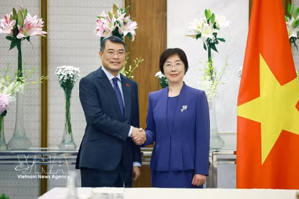 El primer ministro de Vietnam, Le Minh Hung, y Zou Jiayi, presidenta del Banco Asiático de Inversión en Infraestructuras. Foto: VNA