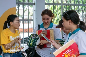 Los jóvenes buscan información de trabajo. (Foto: VNA)