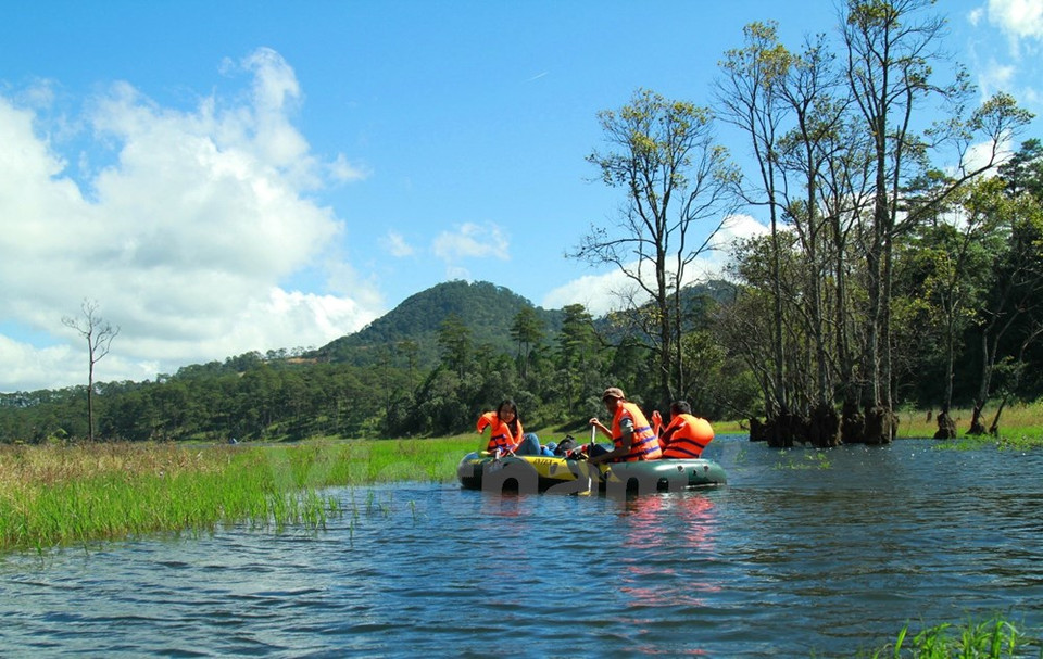 Navegamos en una canoa a lo largo de un kilómetro.