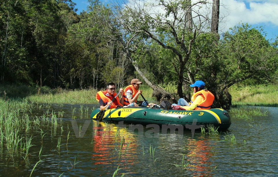 A ambos lados del lago, encontramos grandes pinos que ocultan pequeñas casas.