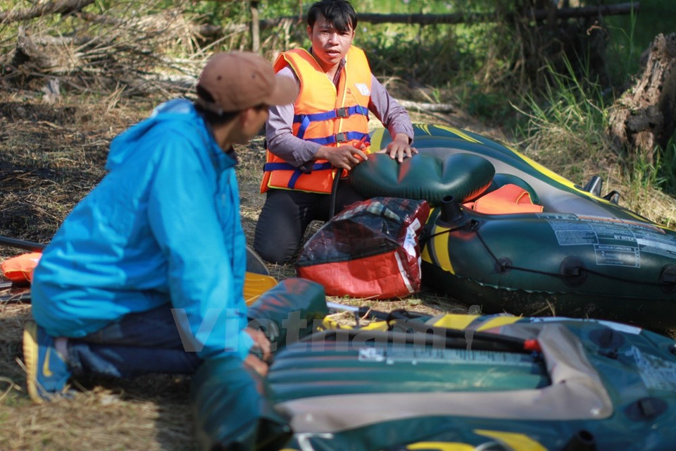 Después de salir del bosque, comemos en la casa de un lugareño.