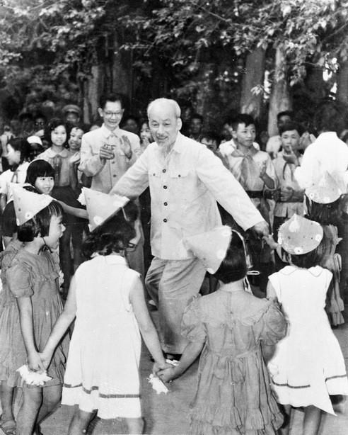 El Tío Ho canta con los niños en el recinto del Palacio Presidencial en ocasión del Día Internacional de la Infancia, el 1 de junio de 1960 (Fuente: VNA)