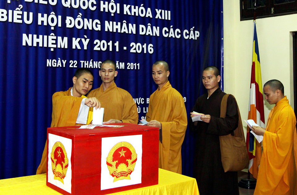 Monjes cumplen sus deberes ciudadanos al emitir sus votos en la circunscripción número 20, en la comuna de Phu Linh, distrito de Soc Son, Hanoi, en las elecciones parlamentarias de la XIII legislatura y a diputados de los consejos populares del mandato 2011-2016 (Fuente: VNA)