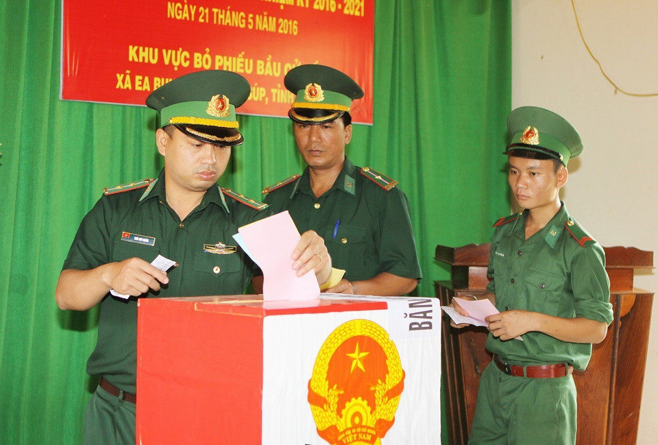 Soldados del puesto de la guardiafronteriza de Dak Rue 739, comuna de Ea Bung, de la provincia de Dak Lak, acuden a las urnas en las elecciones parlamentarias de la XIV legislatura (Fuente: VNA)