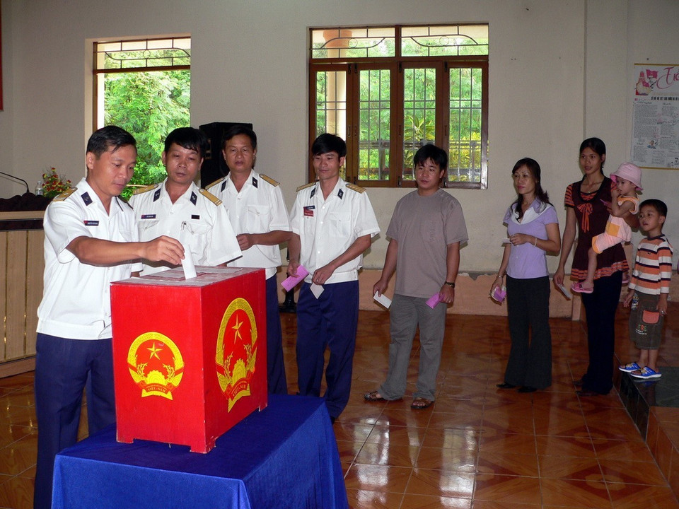 Soldados y residentes en el distrito insular de Truong Sa, provincia central de Khanh Hoa, emiten votos para elegir a diputados al Parlamento de la XI legislatura (Fuente: VNA)