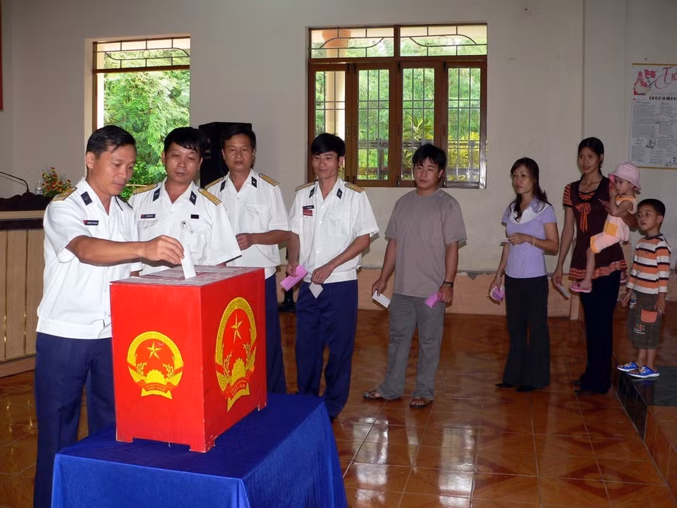 Soldados y residentes en el distrito insular de Truong Sa, provincia central de Khanh Hoa, emiten votos para elegir a diputados al Parlamento de la XI legislatura (Fuente: VNA)