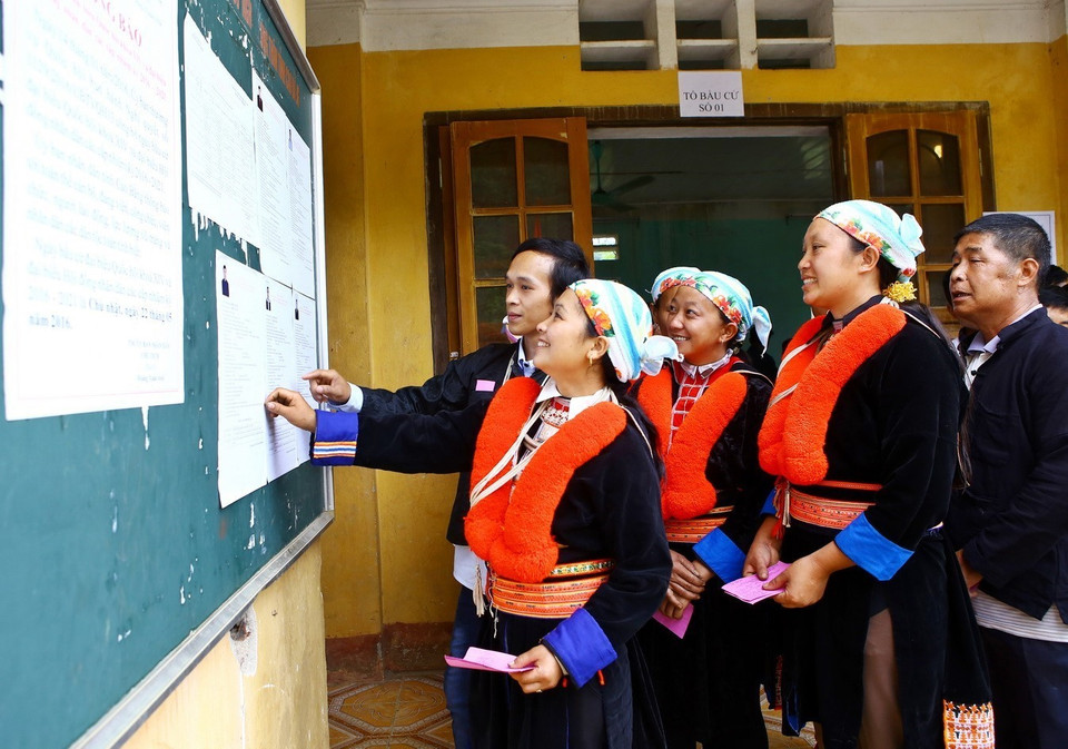 Votantes de los grupos minoritarios en la circunscripción electoral número 1, en la comuna de Thai Hoc, distrito de Nguyen Binh, de la provincia norteña de Cao Bang, actualizan las informaciones acerca de los candidatos en vísperas de las elecciones parlamentarias de la XIV legislatura (Fuente: VNA)
