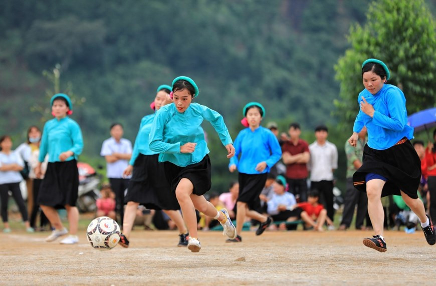 Mujeres de la minoría étnica San Chi jugando fútbol con sus trajes tradicionales (Fuente: VNA)