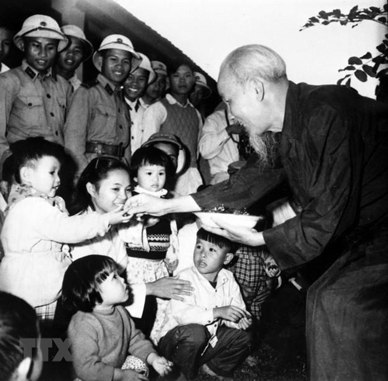 El Tío Ho vista a los niños en el círculo infantil de la ciudad municipal de Thanh Hoa, el 10 de diciembre de 1961 (Foto de archivo de la VNA)